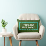 Groen en Blauw Golvend Lijst Twee Complimenten Kussen<br><div class="desc">Eenvoudig en leuk, dit dubbelzijdig groen en aqua blauw roze lumbaal kussen beschikt over een golvende rechthoek en twee verschillende maar coördinerende zijden met vriendelijke tekst herinneringen aan "je ziet er mooi uit vandaag" en "je bent vriendelijk en slim" om positiviteit te verspreiden in je leven en je huis. U...</div>