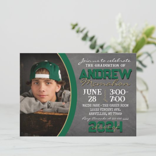 Groen en Brons Chalkboard Afstuderen Invitation Kaart (Staand voorkant)