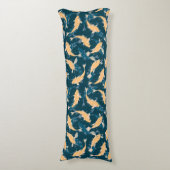 Groen en geel herhalen motief | Koi vispatroon Lichaamskussen (Voorkant Verticaal)