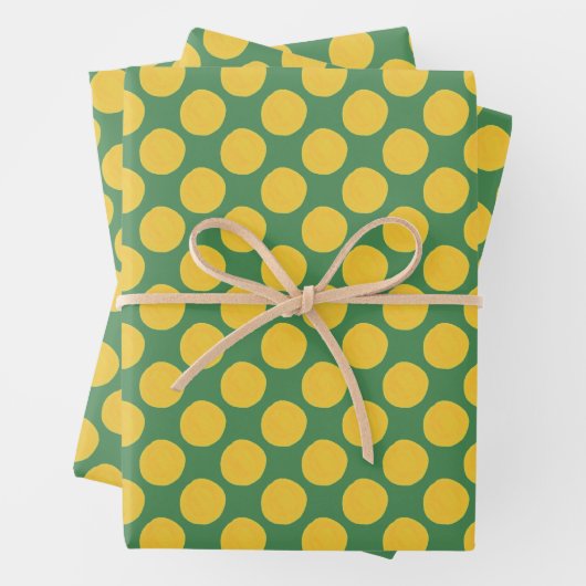 Groen en goud gestippeld cadeaupapier (In situ)