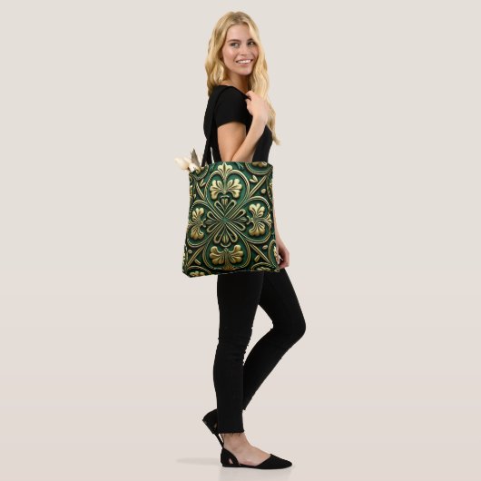 GROEN EN GOUD IERSE KELTISCHE KNOPEN TOTE BAG (Op model)