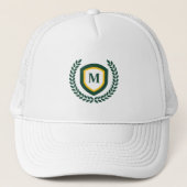 Groen en Goud Monogram Logo Crest Trucker Pet (Voorkant)