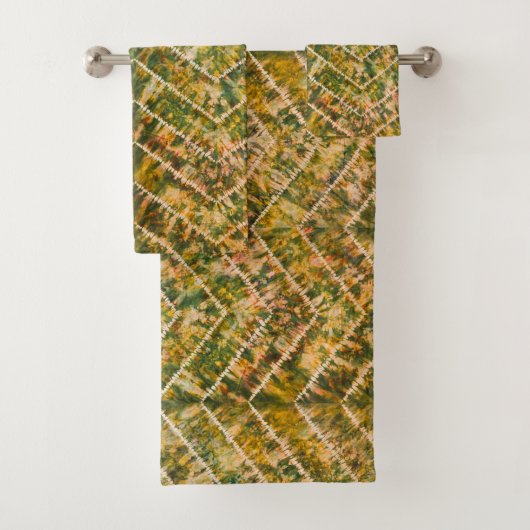 Groen en goud tie-dye chevronpatroon bad handdoek (Insitu)