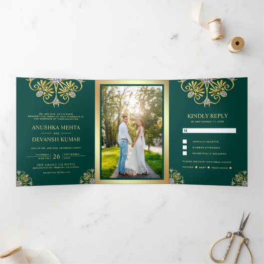 Groen en Goud Traditionele Mandala Indiase bruilof Drieluik Uitnodiging (Binnen)
