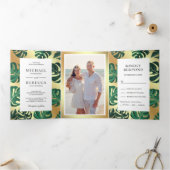 Groen en Goud Tropisch Monstera Verlaat Bruiloft Drieluik Uitnodiging (Binnen)