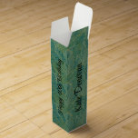Groen en gouden tropische palmbladeren wijn<br><div class="desc">Groene en gouden tropische palmbladeren met aanpasbare tekst in de zwarte-Happy 40th Birthday aan twee zijden en de naam van de persoon aan twee andere zijden. Monogram met twee letters op de bovenkant van de wijndoos.</div>