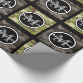 Groen en grijs Camouflage met naam en monogram Cadeaupapier (Hoek)