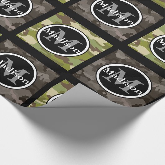 Groen en grijs Camouflage met naam en monogram Cadeaupapier (Hoek)