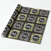 Groen en grijs Camouflage met naam en monogram Cadeaupapier (Uitgerold)