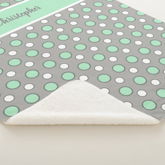 Groen en grijs met poka-punten en naam sherpa deken (3/4)