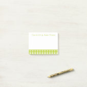 Groen en wit geruit katoenruitruitjes post-it® notes (Op bureau)