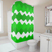 Groen en wit horizontaal golvenpatroon douchegordijn (In situ)