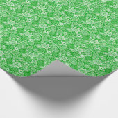 Groen en wit patroon met ruitenbloemen en vlinders cadeaupapier (Hoek)