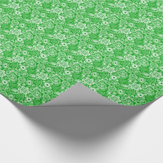 Groen en wit patroon met ruitenbloemen en vlinders cadeaupapier (Hoek)