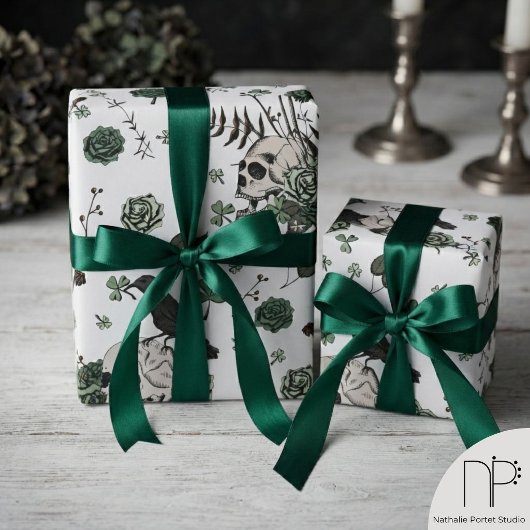 Groen en wit schedelpatroon St. Patricks Day Goth Cadeaupapier