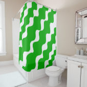 Groen en wit schuin aflopende golven patroon douchegordijn (In situ)