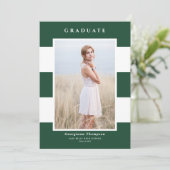 Groen en wit Stripes Patroon Foto Afstuderen Aankondiging (Staand voorkant)