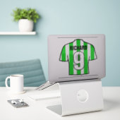 Groen en wit voetbalshirt op een sticker (Laptop op bureau)