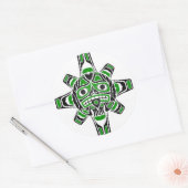 Groen en Zwart Haida Zonnemasker op Wit Ronde Sticker (Envelop)