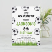 Groen en zwart voetbal verjaardagsuitnodiging kaart (Staand voorkant)