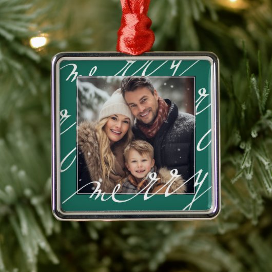Groen Fancy Script "Vrolijk" Kerstfoto Metalen Ornament (Boom)