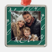 Groen Fancy Script "Vrolijk" Kerstfoto Metalen Ornament (Voorkant)
