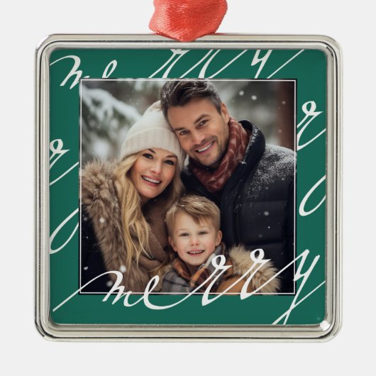 Groen Fancy Script "Vrolijk" Kerstfoto Metalen Ornament (Voorkant)
