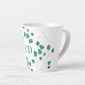 Groen gebladerte groen monogram latte mok (Rechterhoek)