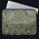 groen gebladerte William Morris Monogram Laptop Sleeve<br><div class="desc">Dit eenvoudige maar elegante ontwerp heeft een donker,  elegant,  door William Morris geïnspireerd bloemmotief in saliegroene tinten. Houd uw laptop of tablet beschermd met stijl. Voeg een naam toe om het te personaliseren. Een mooi kerst- of Moederdag-cadeau. Creëer door Simply Farmhouse Press.</div>