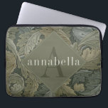groen gebladerte William Morris Monogram Laptop Sleeve<br><div class="desc">Dit eenvoudige maar elegante ontwerp heeft een donker,  elegant,  door William Morris geïnspireerd bloemmotief in saliegroene tinten. Houd uw laptop of tablet beschermd met stijl. Voeg een naam toe om het te personaliseren. Een mooi kerst- of Moederdag-cadeau. Creëer door Simply Farmhouse Press.</div>