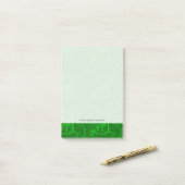 Groen gedrukte circuitbordpatroon post-it® notes (Op bureau)