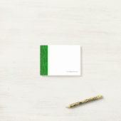 Groen gedrukte circuitbordpatroon post-it® notes (Op bureau)