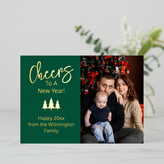 Groen gejuich voor een nieuwjaarsfamiliefoto folie feestdagenkaart (Staand Voorkant)