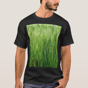 Groen gersteveld, voorjaarsclose-up. t-shirt