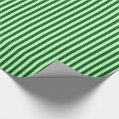 Groen gestript omslagpapier. cadeaupapier (Hoek)