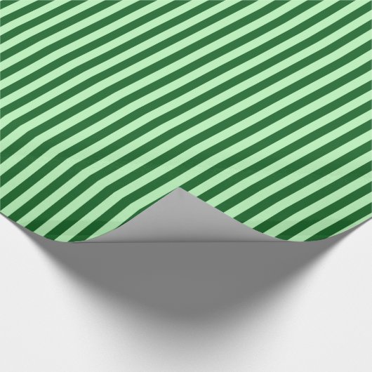 Groen gestript omslagpapier. cadeaupapier (Hoek)