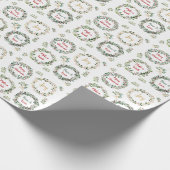 Groen Goud Blad Rode Berry Kerst Monogram Cadeaupapier (Hoek)