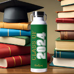 Groen Goud Klasse van 2024 Gepersonaliseerd Afstud Waterfles<br><div class="desc">Afstuderen Deze klassieke groene gouden op maat gemaakte senior waterfles heeft een vet witte typografie leesklasse van 2024 in varsity letters voor een middelbare school of college afstudeerfeest aandenken geschenk. Pas met jouw naam in elegant gouden schrift eronder aan voor een groot herdenkingsplezier.</div>