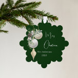 Groen goud witte kerstballen ornament kaart<br><div class="desc">Een klassieke groene achtergrond. Versierd met witte en gouden ballen en wat groen en een dennenappel. Personaliseer en voeg jouw naam toe,  jaar. Tekst: Vrolijk kerstfeest</div>