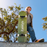Groen gouden stippen abstract waterverf monogram t persoonlijk skateboard<br><div class="desc">Verspreid wat flair op je straten met dit gepersonaliseerde, aangepaste skateboard. Moderne, trendy, witte onderdruk, strakke typografie en grafische, gouden folie stippen bedekken een groene waterverf getextureerde achtergrond. Maakt een coole en stijlvolle verklaring telkens als je de beweging surf. Een groot cadeau voor iemand speciaal, inclusief jezelf. Typ alleen de...</div>
