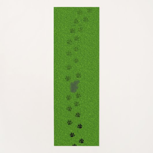 Groen gras met hondenpootafdrukken en een plas uri yogamat (Voorkant)