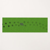 Groen gras met hondenpootafdrukken en een plas uri yogamat (Voorkant (horizontaal))