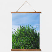Groen gras tegen de achtergrond van het eindeloze hangend wandkleed (Voorkant)