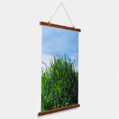 Groen gras tegen de achtergrond van het eindeloze hangend wandkleed (Gebogen)