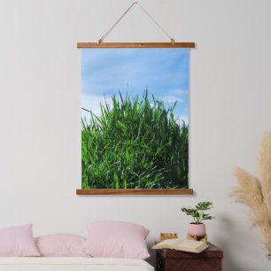 Groen gras tegen de achtergrond van het eindeloze hangend wandkleed