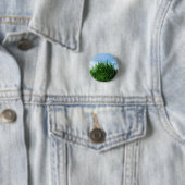 Groen gras tegen de achtergrond van het eindeloze ronde button 3,2 cm (In situ)