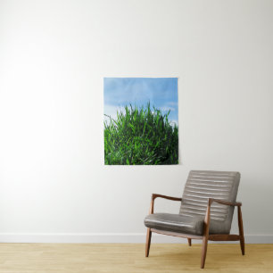 Groen gras tegen de achtergrond van het eindeloze wandkleed