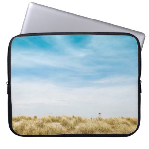 Groen grasveld onder blauwe rog laptop sleeve