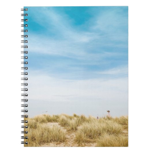 Groen grasveld onder blauwe rog notitieboek (Voorkant)