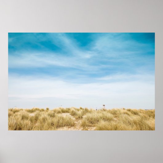 Groen grasveld onder blauwe rog poster (Voorkant)